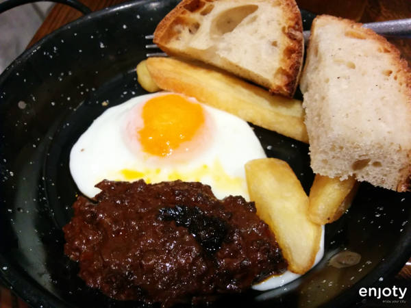 Tapas in Leon: blood sausage with fried egg and fries